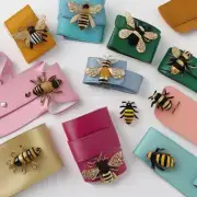 当您使用蜜蜂皮带时您应该选择哪种颜色和材料以适应您的服装风格?