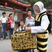 这个故事发生的时代设定为2015年中国它没有特别的地点或者环境描述老年男子装扮成蜜蜂进入校园时是否还有其他角色在场帮助他呢?