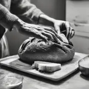 在加热之前您是用手触摸面包还是用工具轻轻按压它呢?